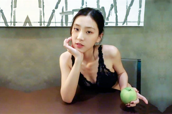 可爱的 亚 洲 学 生刘 月在 浴 缸 中练 习 按 摩